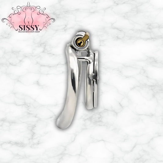 Cage de chasteté plate en métal brillant avec serrure dorée proposée par Sissy Transformation Shop