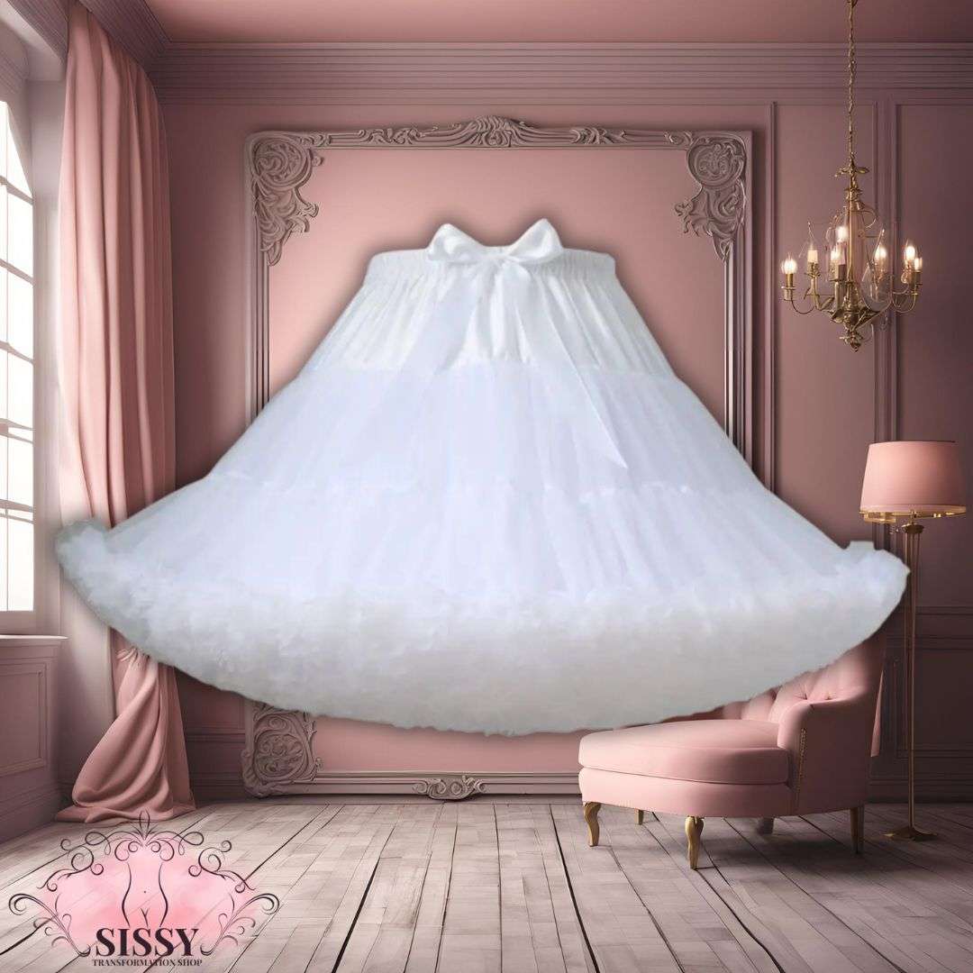 Jupon Fluffy blanc volumineux suspendu dans une pièce élégante pour une transformation sissy