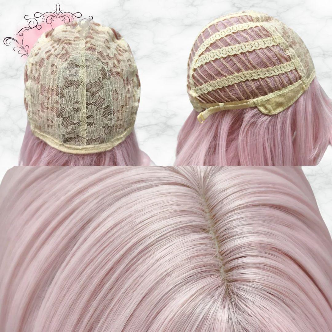 Détails de la perruque Sissy rose pastel avec frange rideau, vue de l'intérieur montrant la construction en dentelle