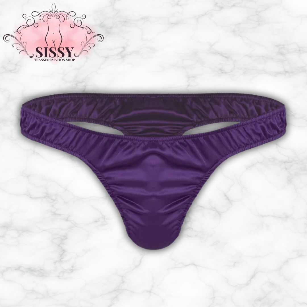 String sissy en satin brillant violet avec une finition douce et élégante pour un confort optimal