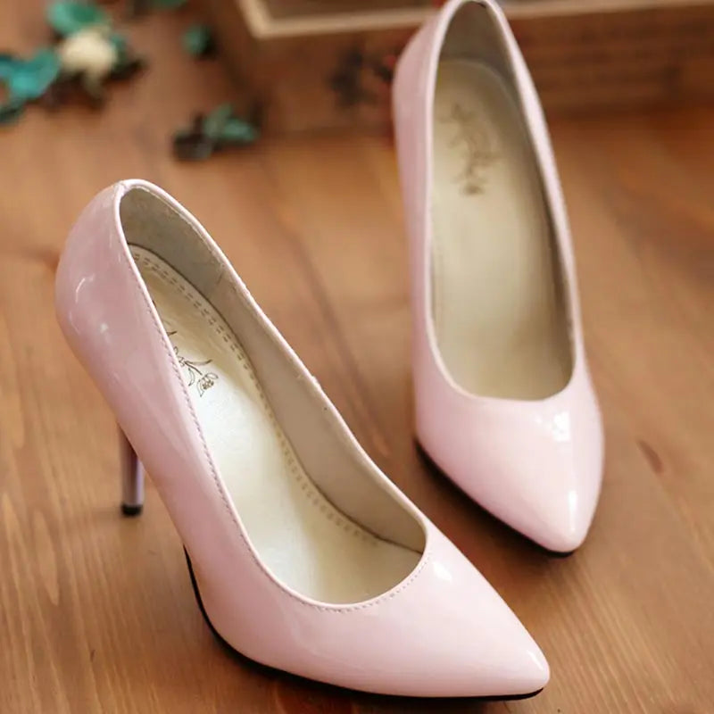 Escarpins à talon aiguille rose brillant Sissy Transformation Shop sur sol en bois