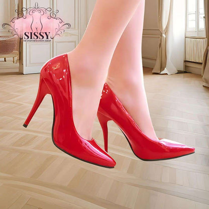 Escarpins à talon aiguille rouges brillants de Sissy Transformation Shop portés en intérieur