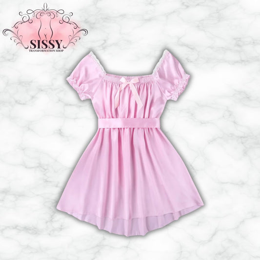 Nuisette dolly en satin et dentelle rose avec manches courtes et ceinture délicate