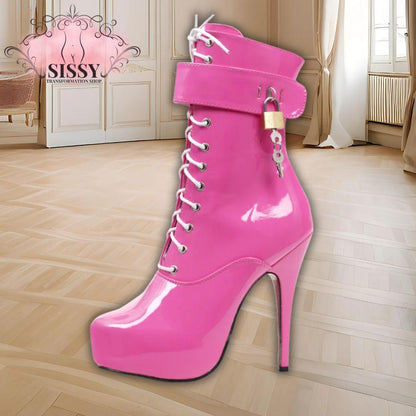 Bottines sexy verrouillables roses à talons aiguilles avec lacets et cadenas sur fond intérieur