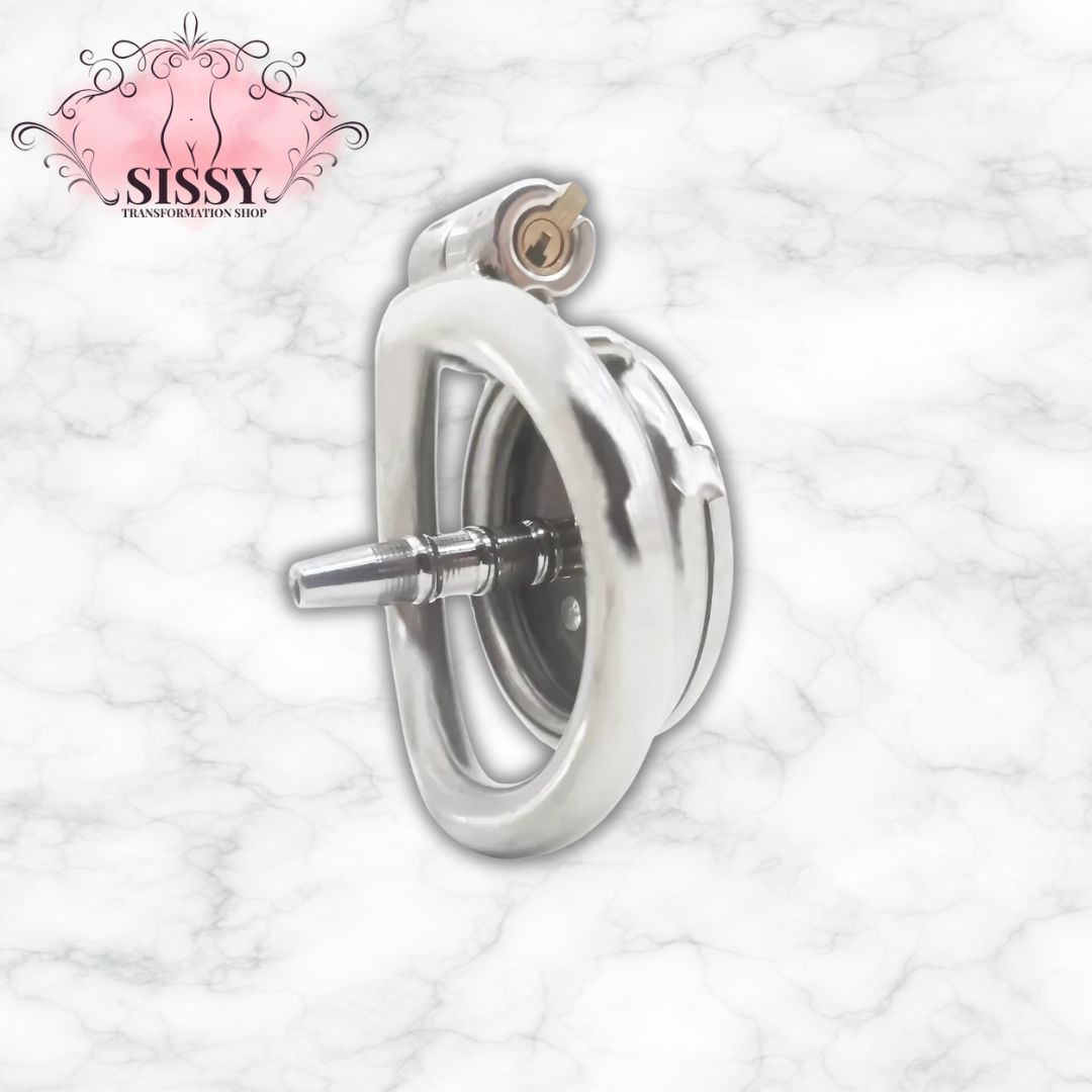 Cage de chasteté plate en métal avec serrure sur fond marbré de Sissy Transformation Shop