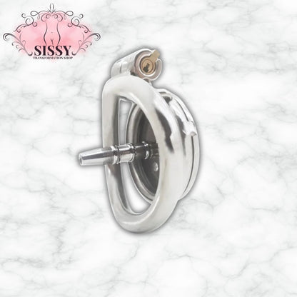 Cage de chasteté plate en métal avec serrure sur fond marbré de Sissy Transformation Shop