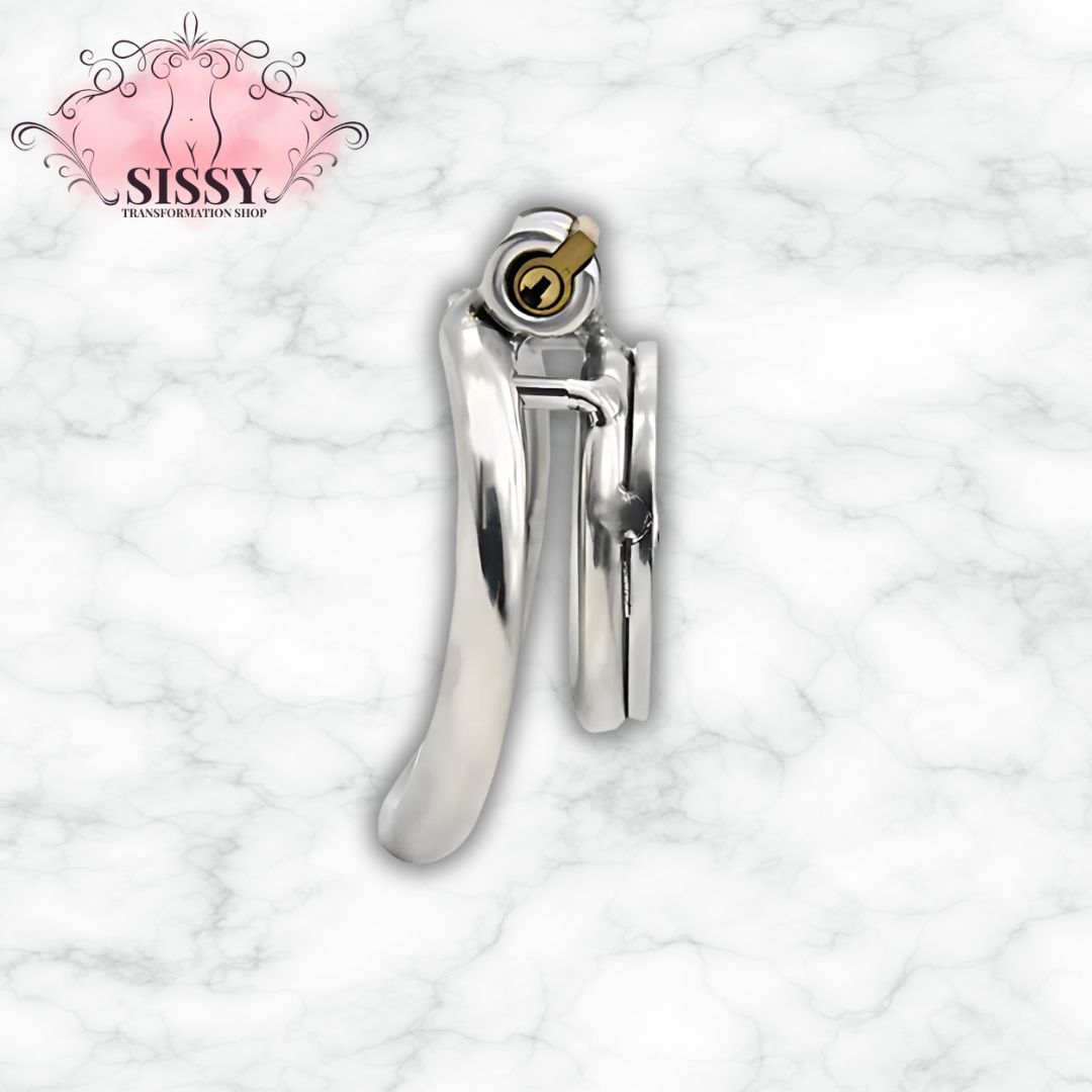 Cage de chasteté plate en métal brillant avec serrure dorée proposée par Sissy Transformation Shop