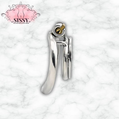 Cage de chasteté plate en métal brillant avec serrure dorée proposée par Sissy Transformation Shop