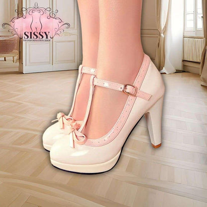 Chaussures à talon maid blanches avec bride et nœud rose portées dans une pièce lumineuse