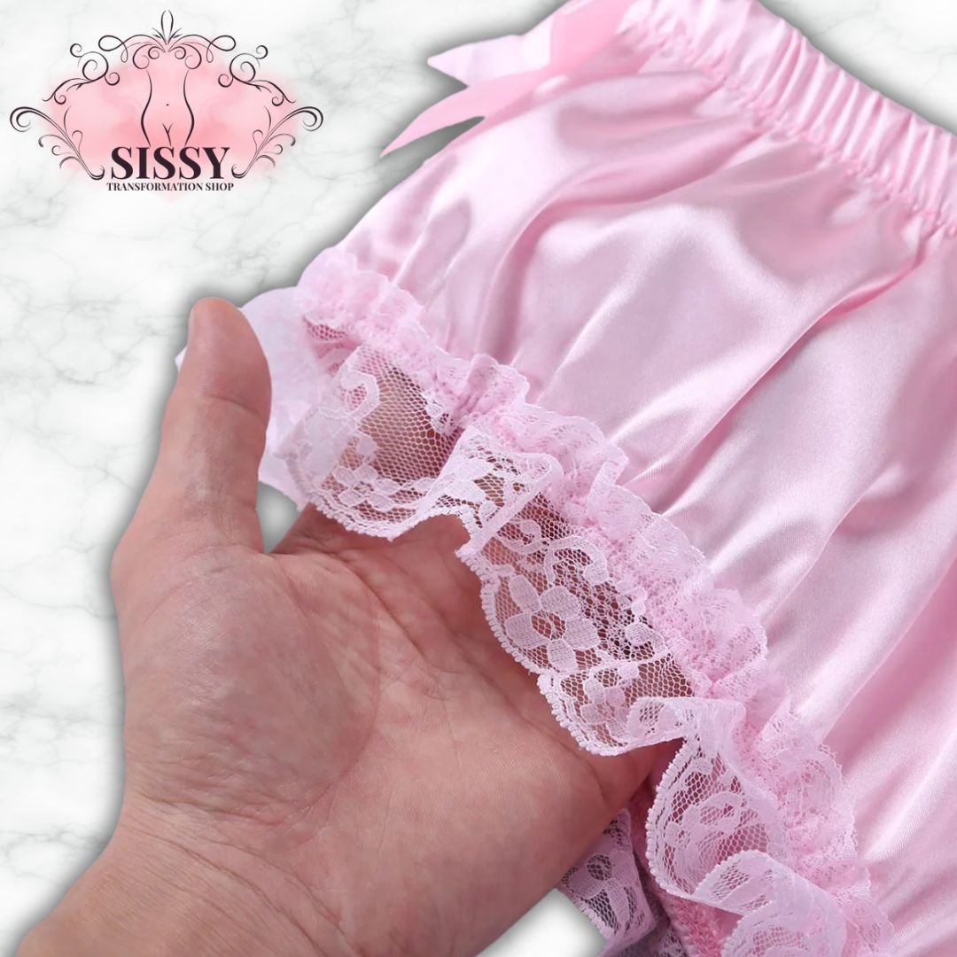 Culotte sissy en satin brillant et dentelle, douce au toucher avec un joli volant rose.