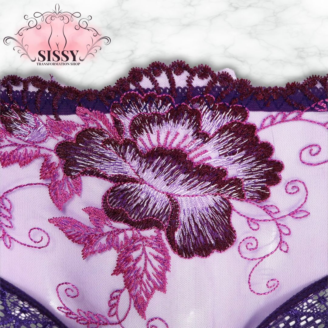 Détail brodé floral sur culotte sissy transparente violette de Sissy Transformation Shop