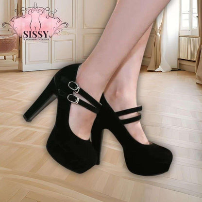 Escarpins à Talon Sissy noirs avec double bride et talon épais portés dans une pièce élégante