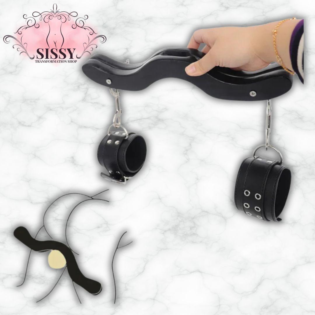 Humbler avec menottes noir en cuir et plastique tenu à la main de Sissy Transformation Shop