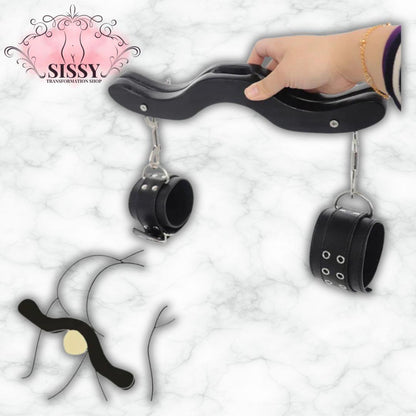 Humbler avec menottes noir en cuir et plastique tenu à la main de Sissy Transformation Shop