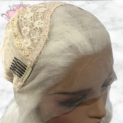 Perruque Sissy Blonde Platine avec filet en dentelle et attaches pour un maintien parfait