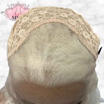 Perruque Sissy Blonde Platine avec un NEt en dentelle pour un ajustement confortable