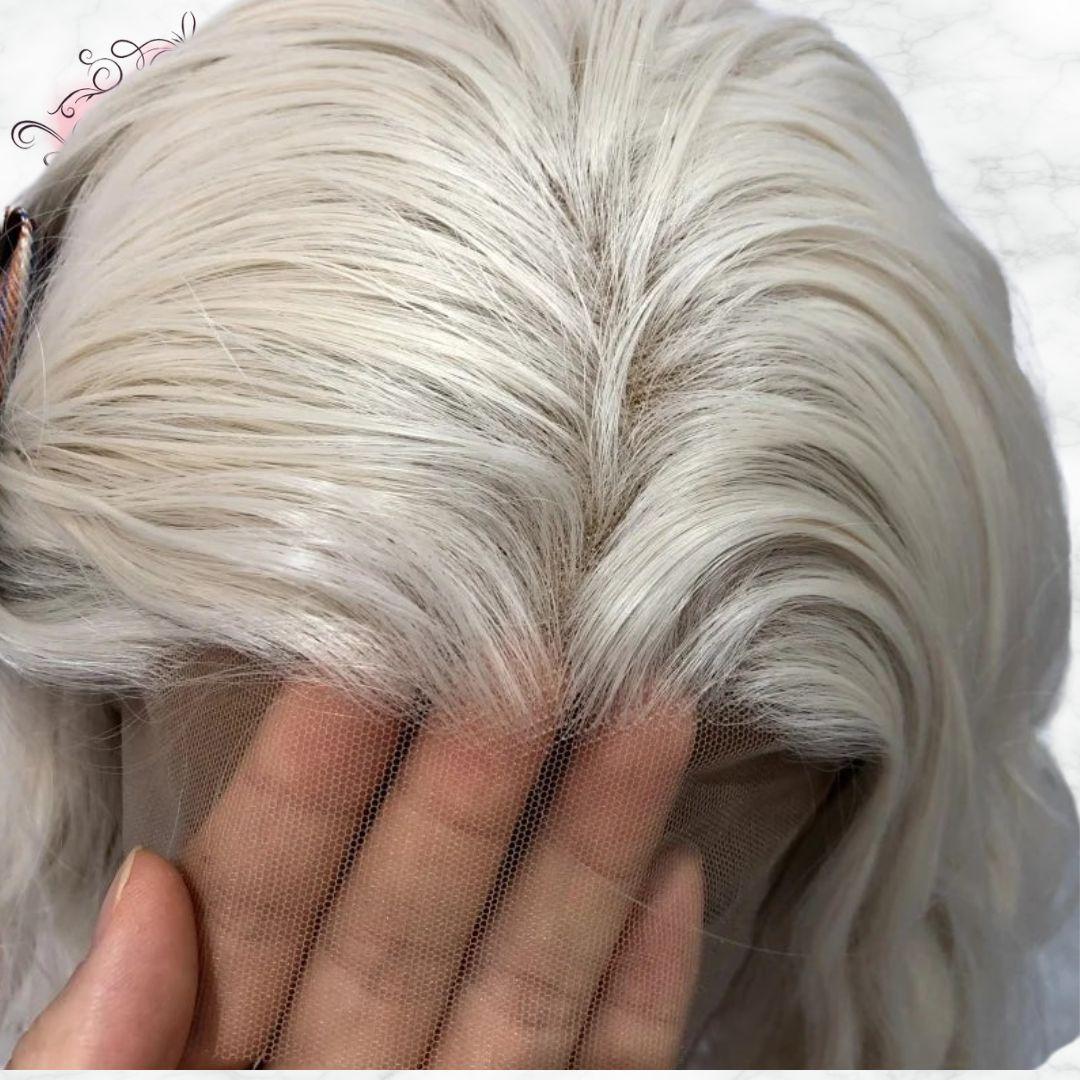 Détail de la Perruque Sissy Blonde Platine avec une texture douce et naturelle