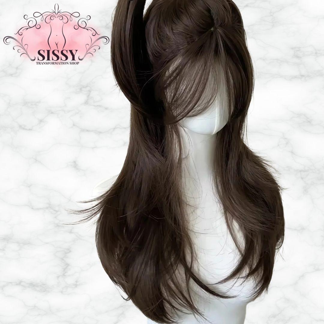 Perruque Sissy marron longue sur mannequin avec des mèches fluides et brillantes