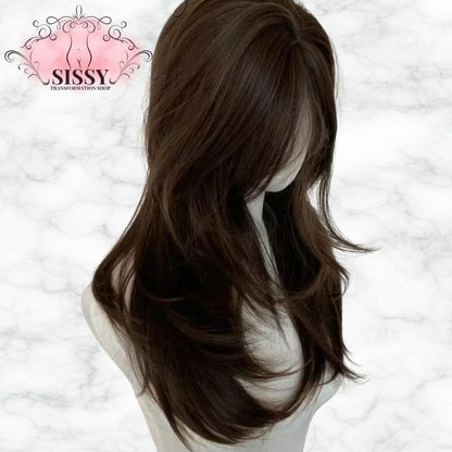 Perruque Sissy marron longue, avec des mèches fluides et un style naturel, idéale pour une transformation élégante