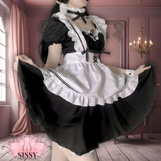 Robe de maid Lolita noire et blanche avec tablier et volants portée dans un décor élégant