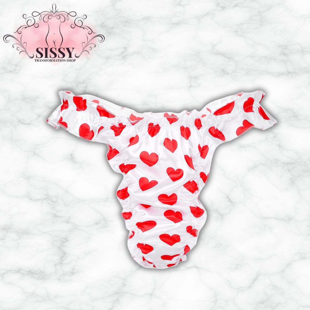 String sissy en satin brillant avec volants et imprimé cœur rouge, parfait pour une transformation élégante