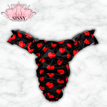 String sissy en satin brillant avec volants rayé de cœurs rouges sur fond noir