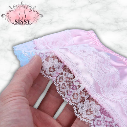 String sissy en satin et dentelle avec grand nœud, tactile et délicat, idéal pour une lingerie élégante.